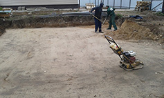 Подготовка песчаного основания фундамента с послойной трамбовкой песка